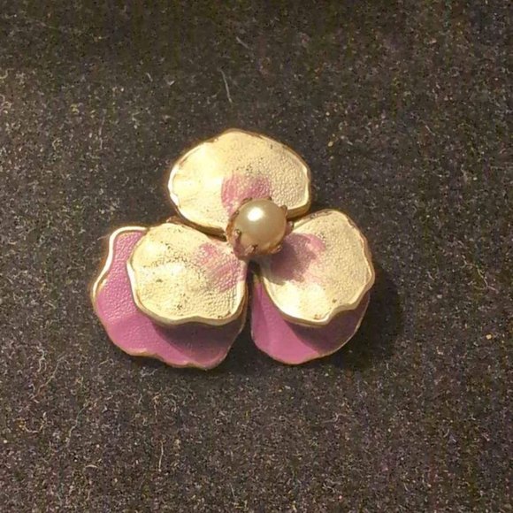 Vintage Pansy Purple and White Brooch with Gold Trim and white.pearl.bead Center - Picture 5 of 8